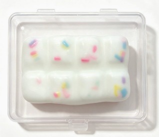 white wax-cracking ball